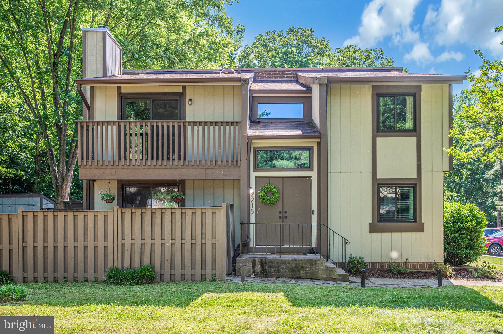 2215 GLENCOURSE LANE