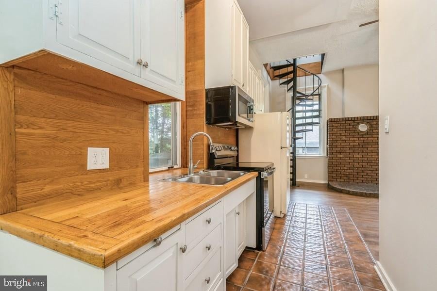 16 RAILROAD PLACE