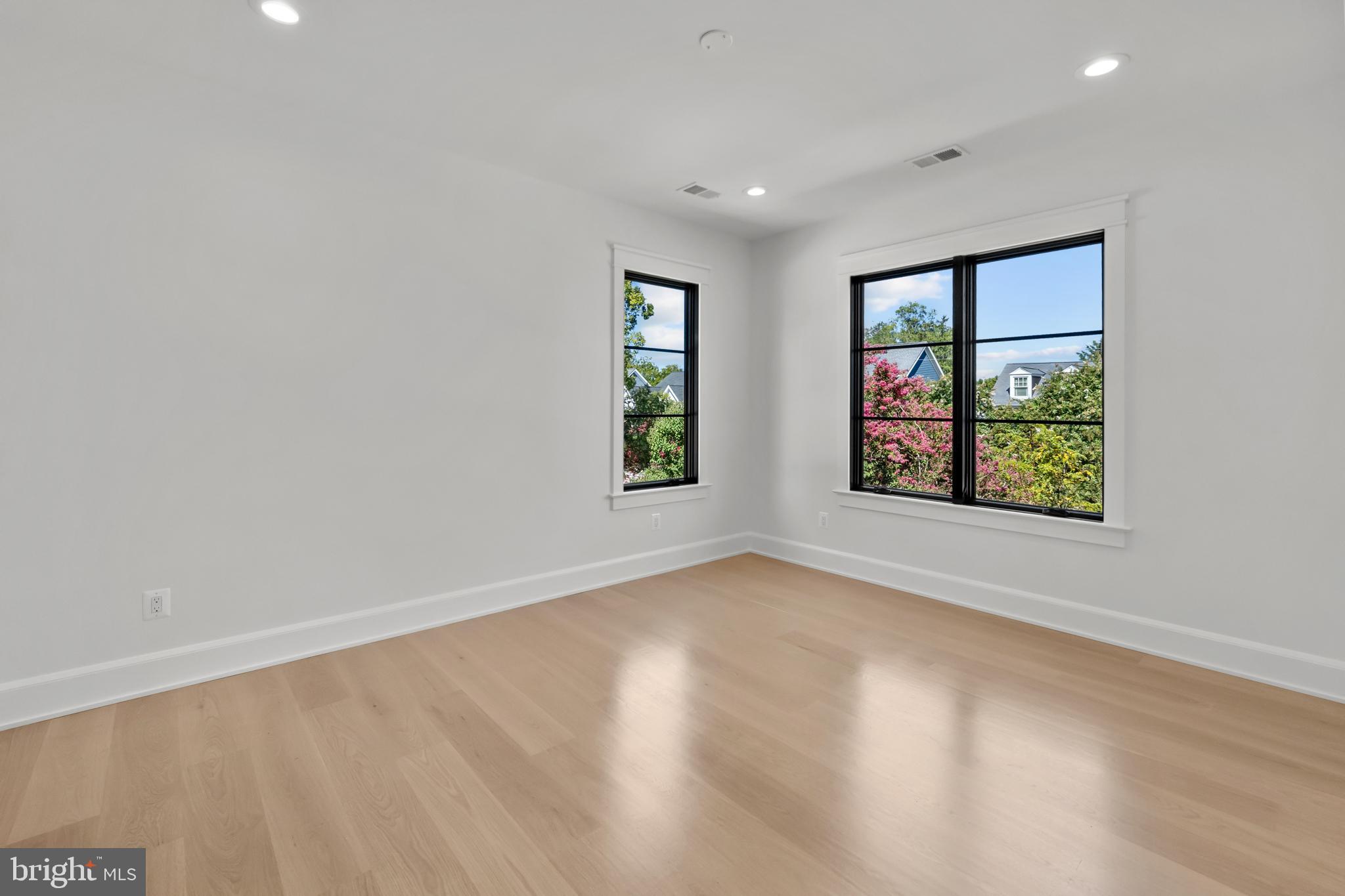 LYON VILLAGE - Residential