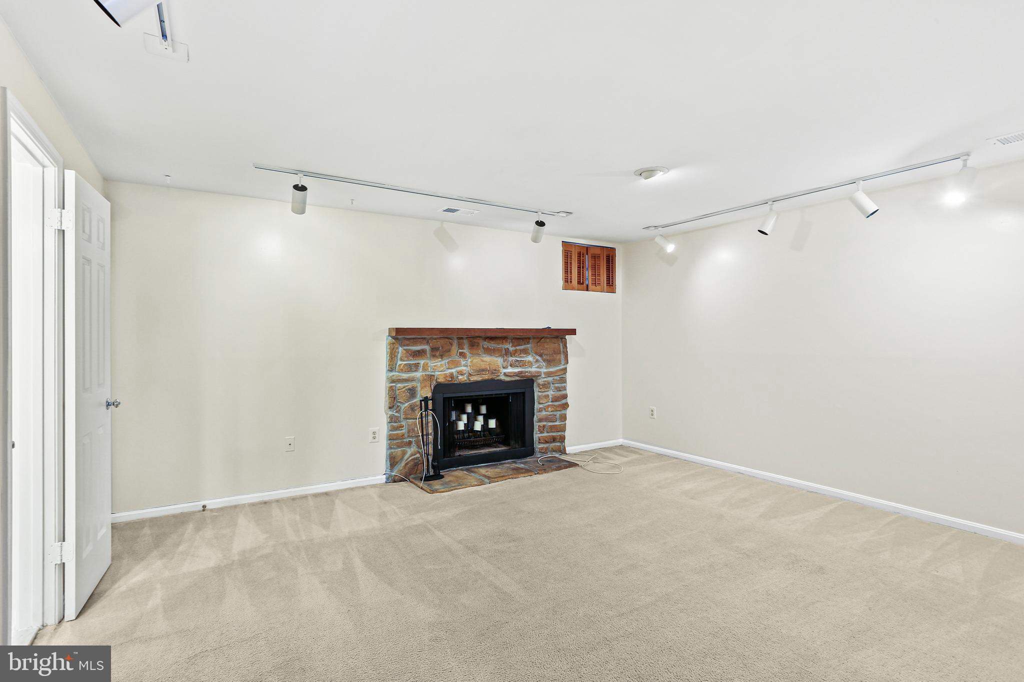 WOODLAND HILLS - Residential Lease