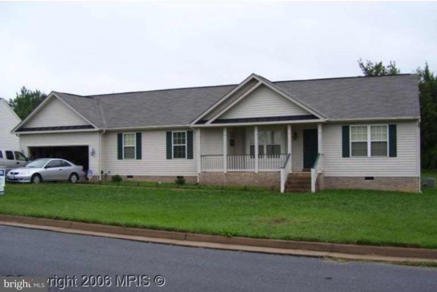 CUTE AND COZY! SINGLE LEVEL LIVING  CONVENIENT TO VRE,I95 AND FREDERICKSBURG. SPLIT BEDROOM PLAN, MASTER BATH WITH JETTED TUB AND SEPARATE SHOWER. NO CATS, DOGS ARE CASE BY CASE. NO APPLICATION FEE!