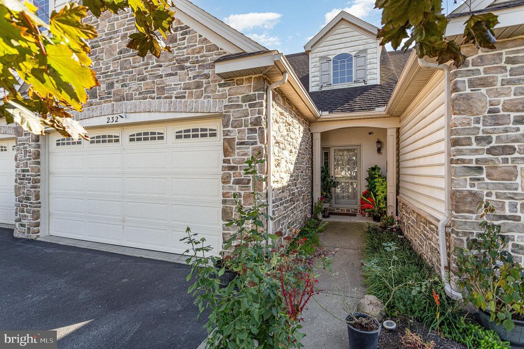 Photo of 232 Masonic Drive, ELIZABETHTOWN, PA 17022 (MLS # PALA2059100)