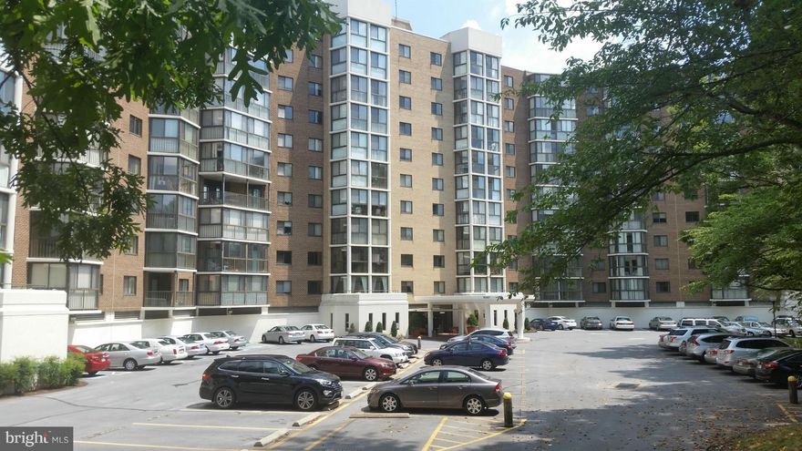 Age 55+ Community. Super Clean, Bright & Spacious 1-Bedroom Condo located CLOSE TO THE ELEVATOR. "SUPER SPECTACULAR VIEW" of Ponds & Golf Course from Encl Balcony, Living Rm, Dining Rm & Bedrm. Tablespace Kitchen has LG Pantry w/custom shelving. All window treatments convey as found.  HVAC system w/Humidifier was replaced in 2010.  You will surely enjoy the many amenities of this senior community.