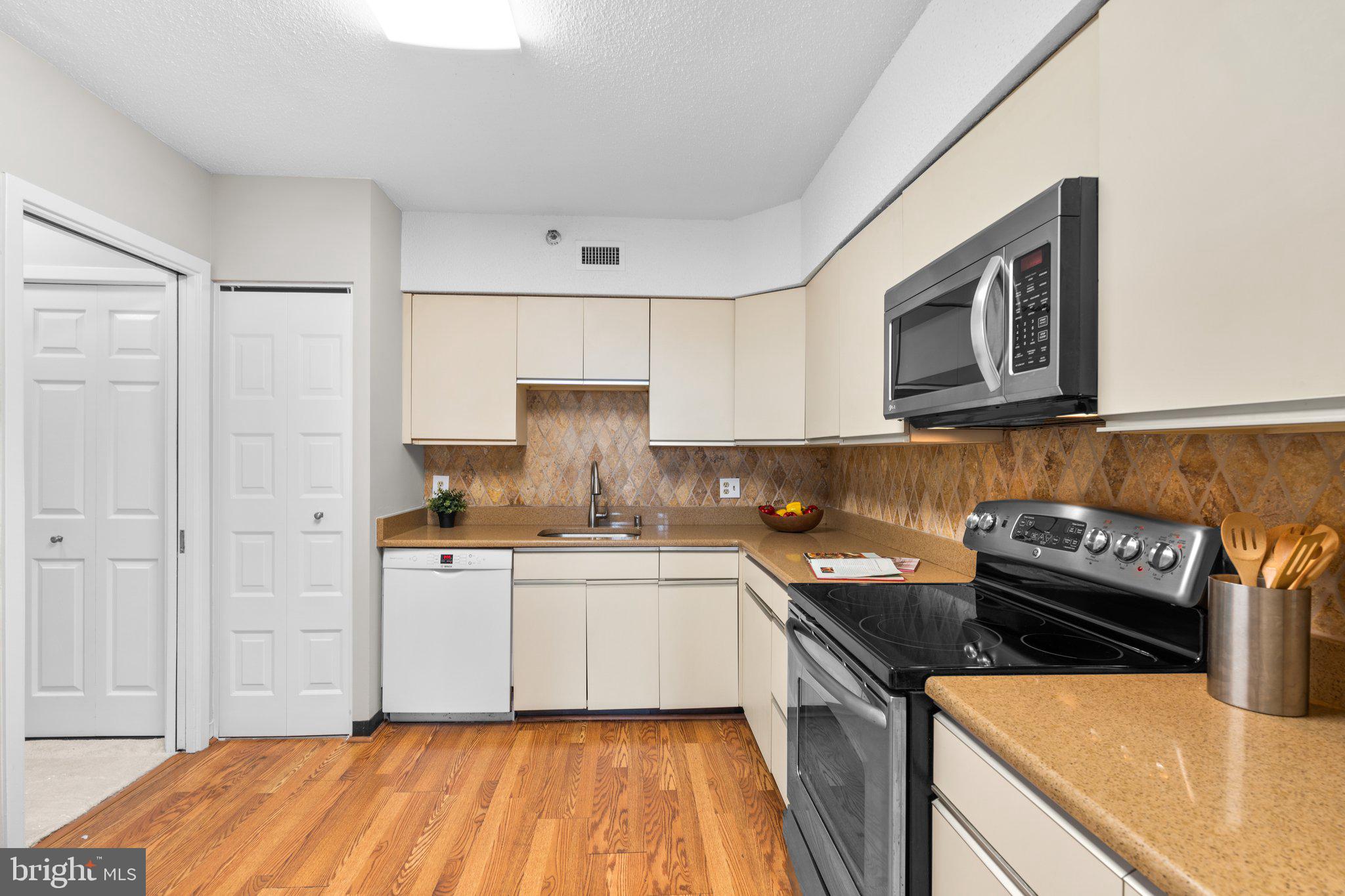 SKYLINE SQUARE CONDO - Residential