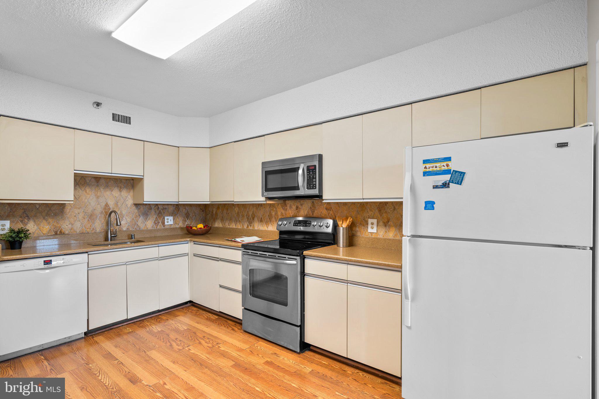 SKYLINE SQUARE CONDO - Residential