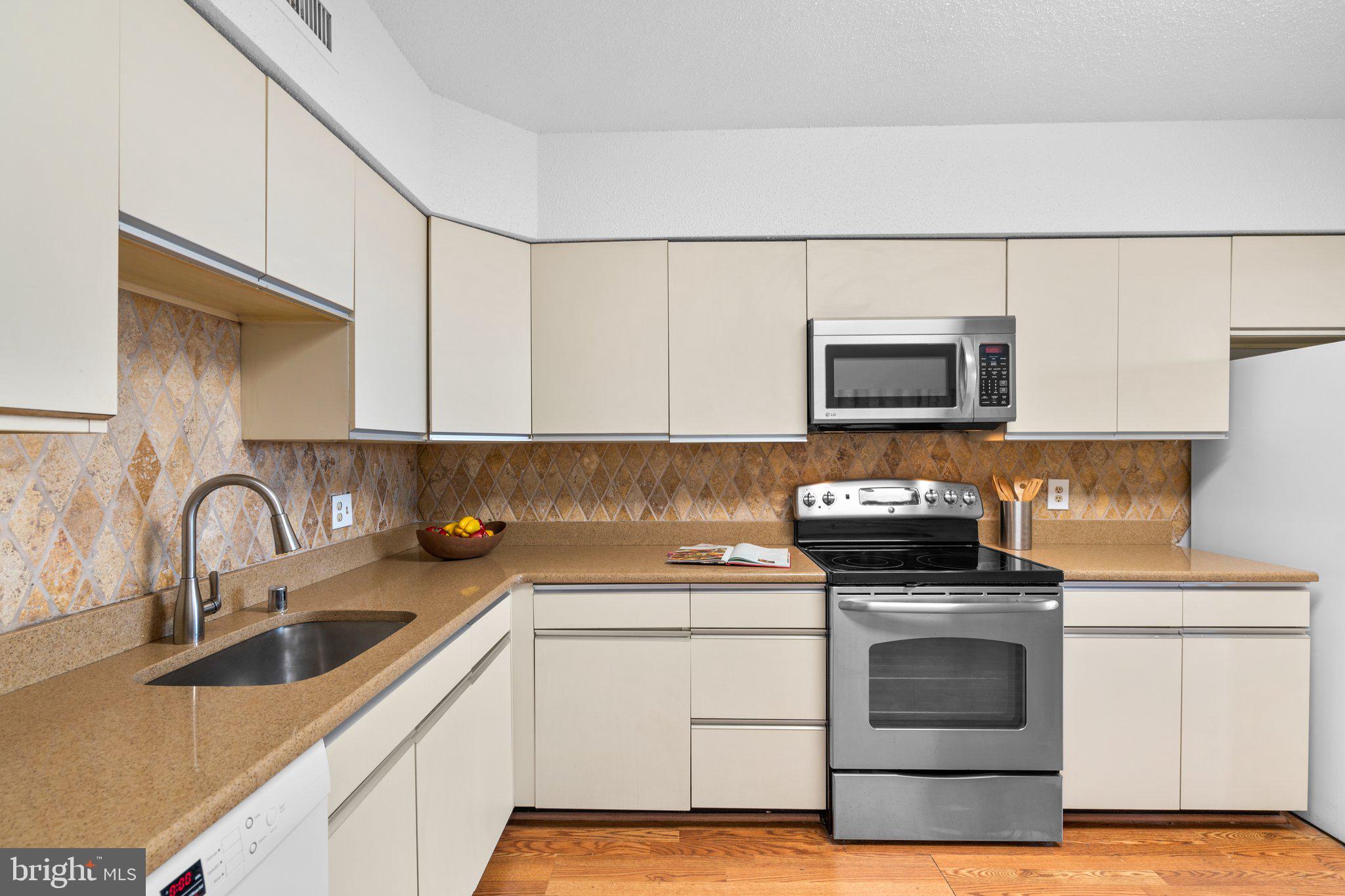 SKYLINE SQUARE CONDO - Residential