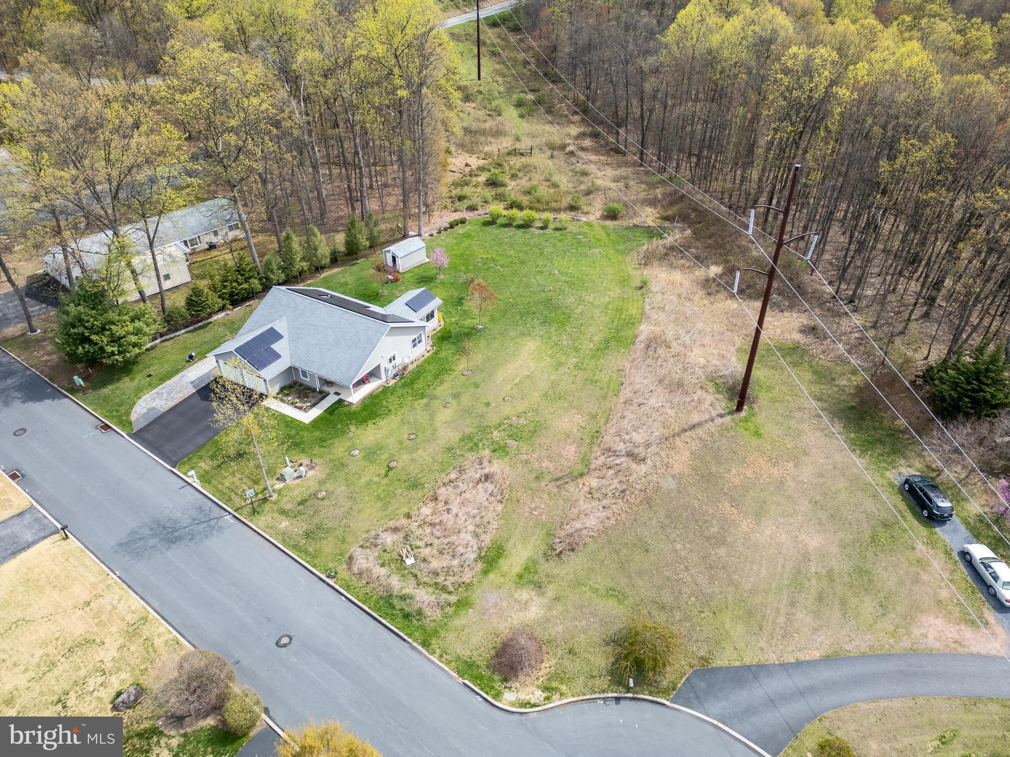 COLONIAL WOODS - Land