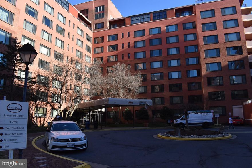 Nice, clean, well-maintained unit with vinyl wood flooring.  River Place amenities include an in-house renovated gym, an outdoor pool, beautiful grounds with picnic area and tot lot, convenience store, beauty salon. Enjoy the Rosslyn corridor with all its shops, restaurants, businesses and community events. Spectacular View of DC Rosslyn tower is a must-see and experience place in Rosslyn. Easy access to 395, 66, 495, GW parkway and Ronald Reagan National Airport. Just across from Iwo Jima Memorial and Netherlands Carillon Gardens.