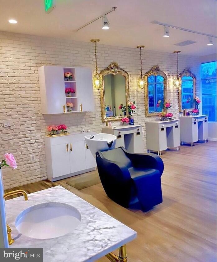 7121 LEESBURG PIKE E 2-1