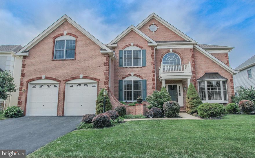 ELEGANT BRK FRNT HARVARD-FED MDL*5600 SQFT 3 FIN LVLS W/ ALL HRWDS  MAIN & UPPR LVLS*MAIN LVL AUPAIR SUITE W/ FULL BA*GRMT EAT-IN KIT W/ 2 STRY FAM RM W/ GAS FP & SUNRM BMP OUT*MSTR SUITE W/ SIT RM & HUGE WIC*SPECTACULAR FULLY FIN BSMT W/ GRMT WINE/WET BAR, TIERED THEATER RM, FULL BA, CUST BUILT-INS, & 5TH BR/DEN*MAIN LVL DEN W/ FRNCH DRS*FULL REAR DECK W/ SPACIOUS/OPEN YRD*UNDRGRND SPRINKLER SYS*