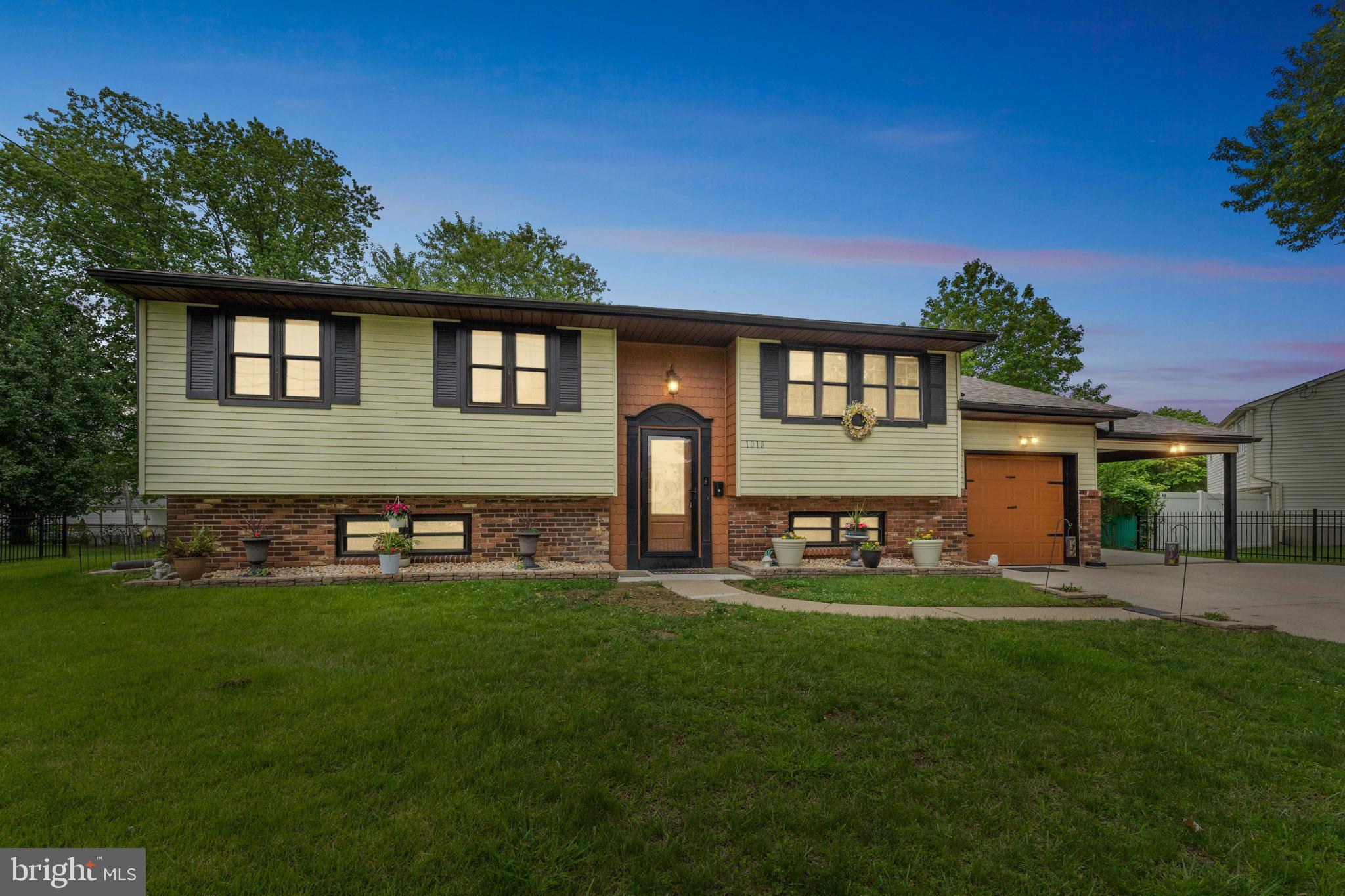 1010 HOLLY LANE
