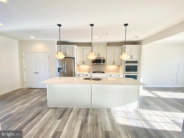 METRO POINTE - Residential