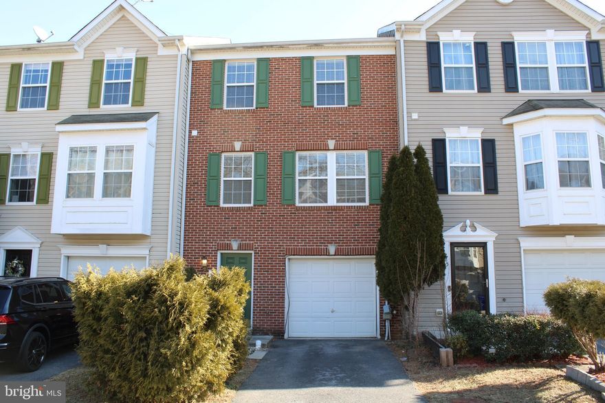 Beautiful Townhouse with relaxing view of Pangborn Park!  This 2460 sq foot townhouse has fresh paint and LVP floors, a wonderful layout and a 1 car garage. The property enjoys immediate access to Pangborn Park from the back yard,  and is located close to major interstates, shopping and schools.