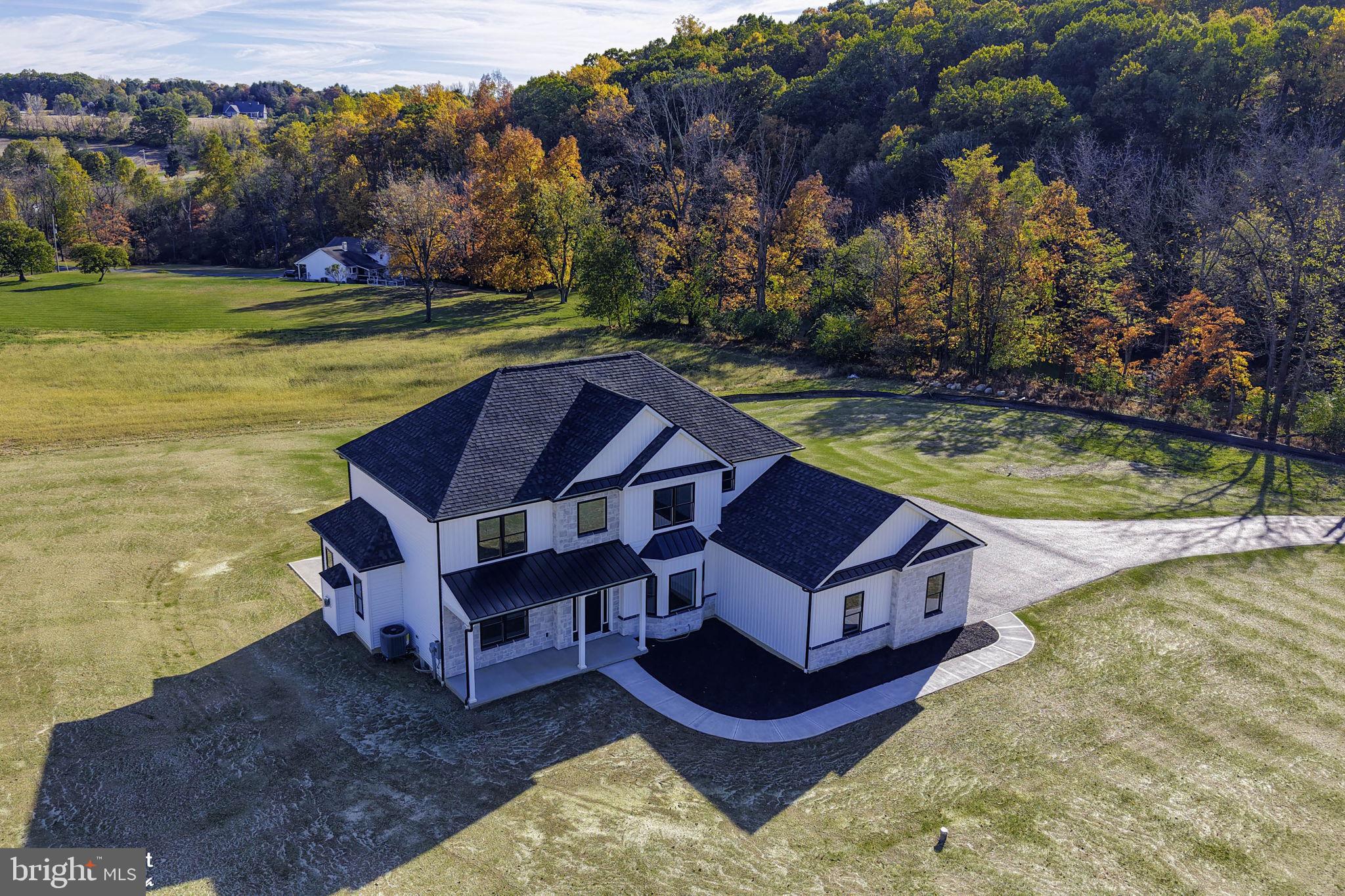 2805 WHITETAIL DEER DRIVE