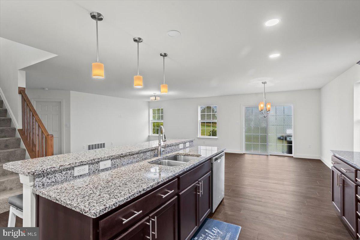 WINDY HEIGHTS, THE NEW - Residential