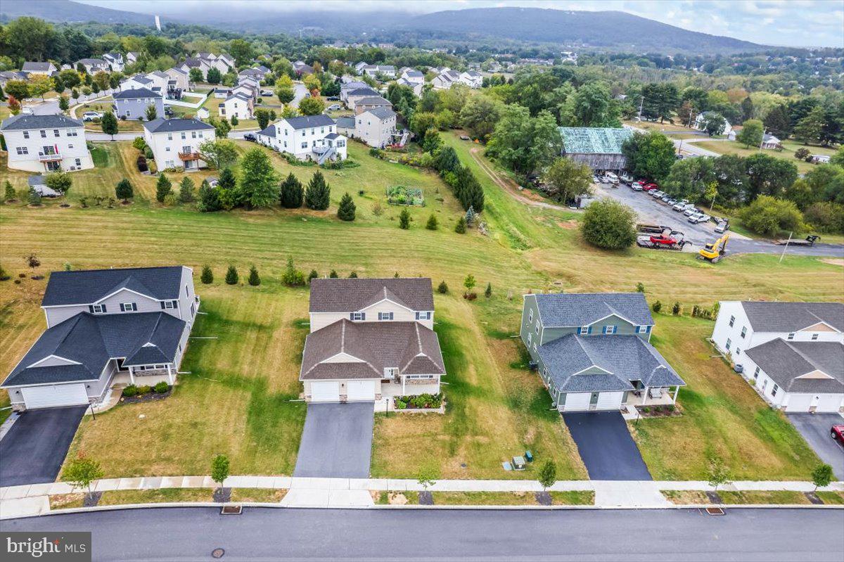 WINDY HEIGHTS, THE NEW - Residential