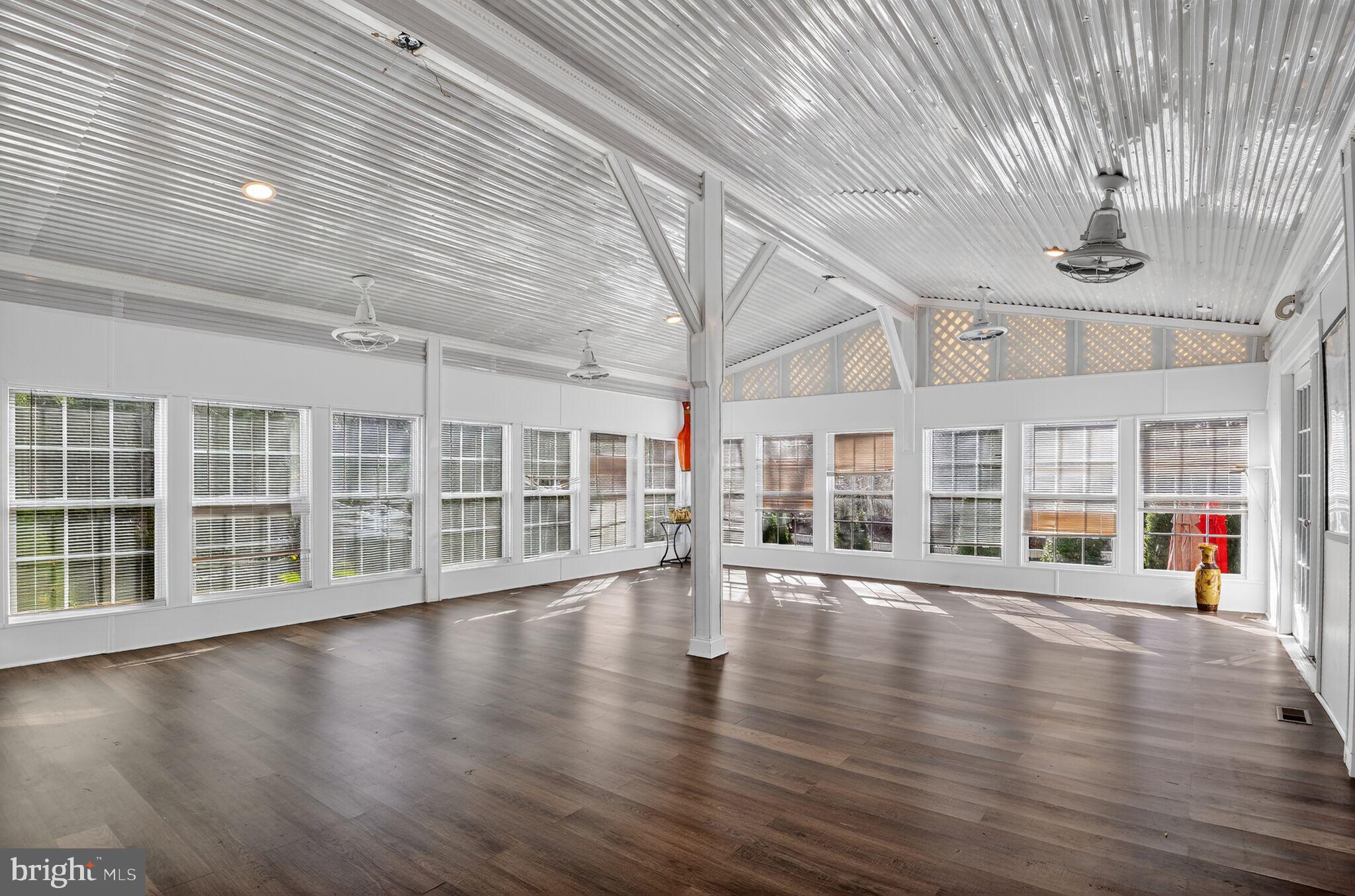 LAUREL HILL LANDBAY - Residential Lease