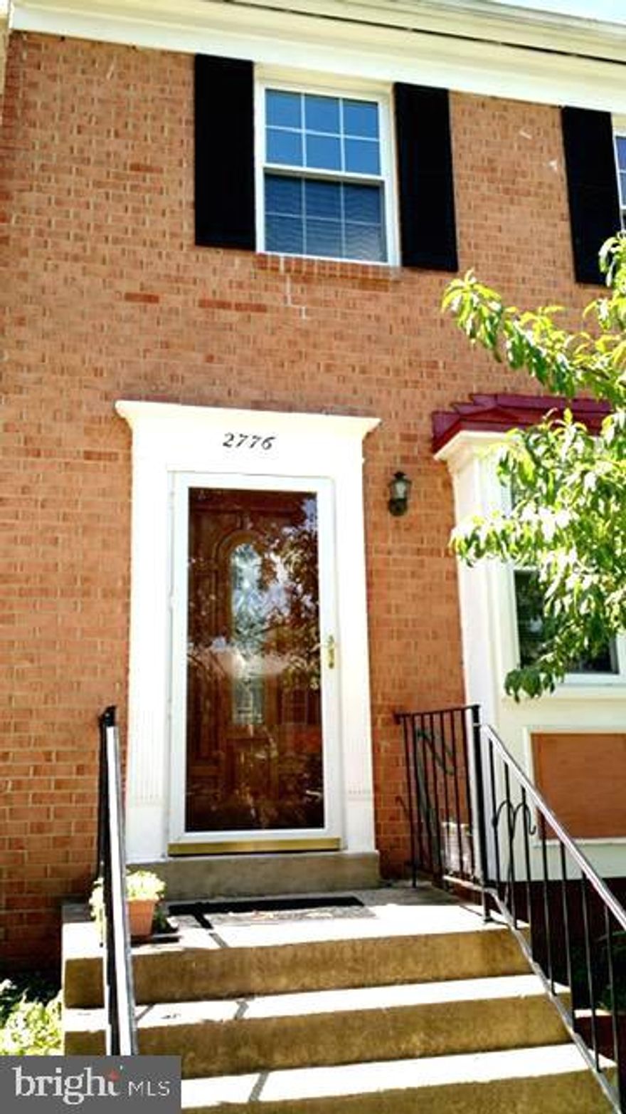 READY TO MOVE- IN.LOVELY THREE LEVELS  TOWNHOUSE. REALLY NICE HARDWOOD FLOORS. GREAT FOR COMMUTER WITH EASY ACCESS TO I-95, I-495 AND DOWNTOWN DC. PARKING SPACE #2776. JUST MINUTES FROM METROS.