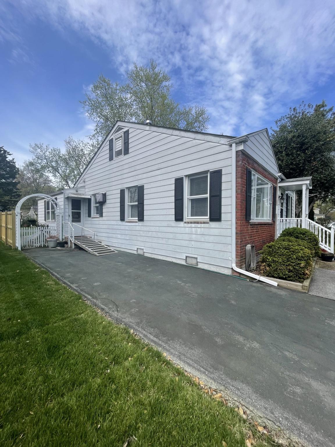 209 BEVERLEY AVENUE