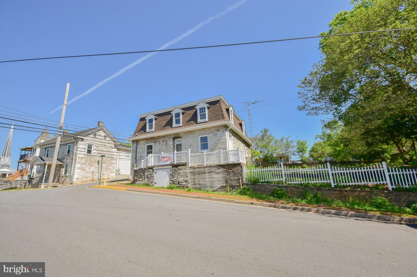 Main image without alt text