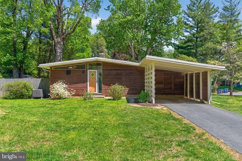 Photo of 2931 Pine Spring Road, FALLS CHURCH, VA 22042 (MLS # VAFX2302450)