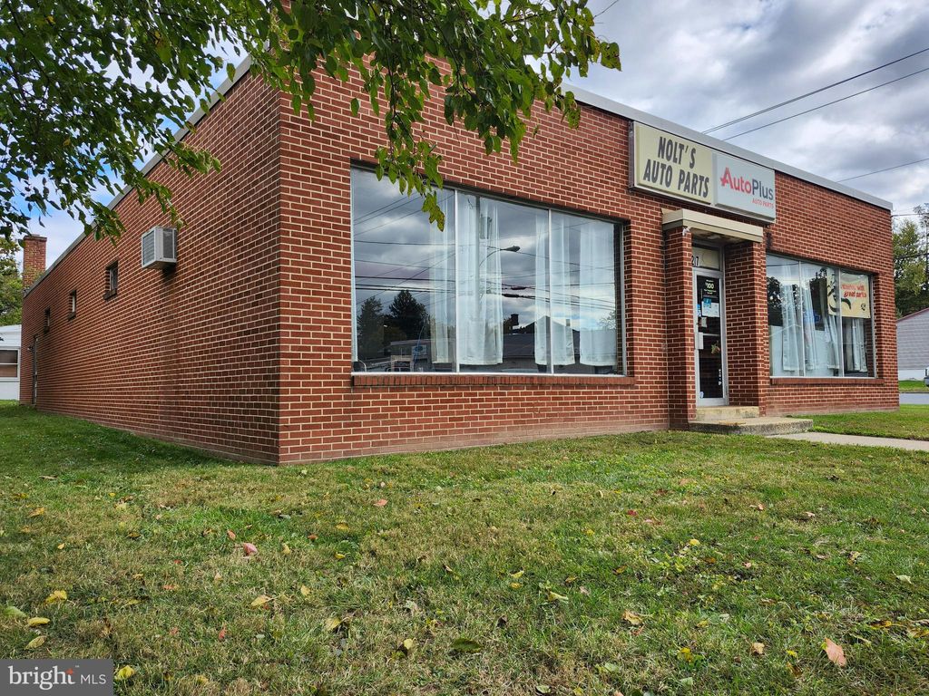 Photo of 827 S Spruce Street, ELIZABETHTOWN, PA 17022 (MLS # PALA2078588)