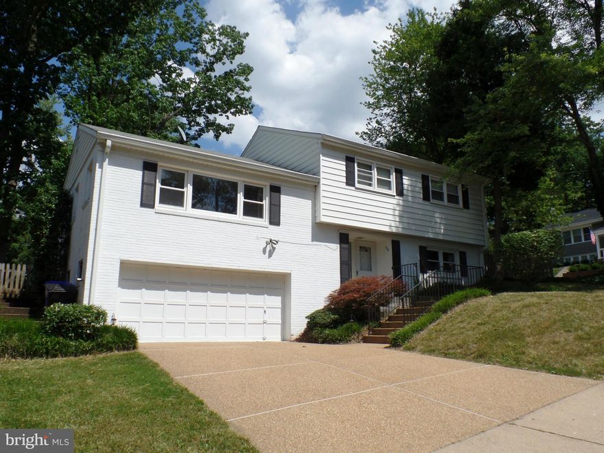 Prime 3 BR North ARL Spy Hill/Blvd Manor Home on Cul-de-Sac * HWD Floors * Ample-sized Rooms * 2-Car Garage w/Storage, Hooks & Shelving * Private Patio w/large, fenced Yard * RecRoom/Den w/Fireplace * Between Ballston & East FC Metros* Bus Stop close by * Just 5 miles to DC * Community Pool, Parks & Shopping near by * Good Credit & References a MUST! * No Smokers * Pets Case-by-Case w/Deposit *