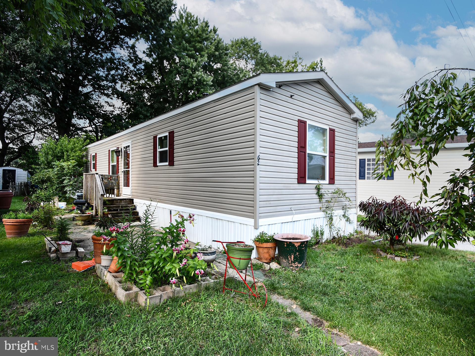 Welcome to this beautifully maintained single-wide manufactured home offering nearly 1,000 sq ft of comfortable living space. Built in 2013, this 3-bedroom, 2-bath home features stylish updates throughout, including granite countertops, stainless steel appliances, and modern finishes that give it a fresh and inviting feel.
Enjoy the convenience of a two-car driveway and a smart, efficient layout perfect for everyday living.
Don't miss your chance—schedule your showing today!
Please Note: Buyers must be pre-approved with a manufactured home lender and also apply to the Community if interested in buying.