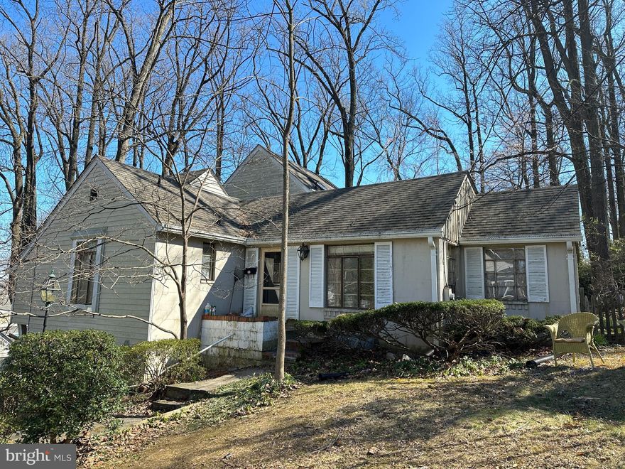 Attention Developers and Investors! Don't miss out on this incredible opportunity in Falls Church, VA. This property sits on 0.27 acres of land and its value is in the land. Zoned for endless possibilities, let your imagination run wild and turn this property into your next masterpiece.