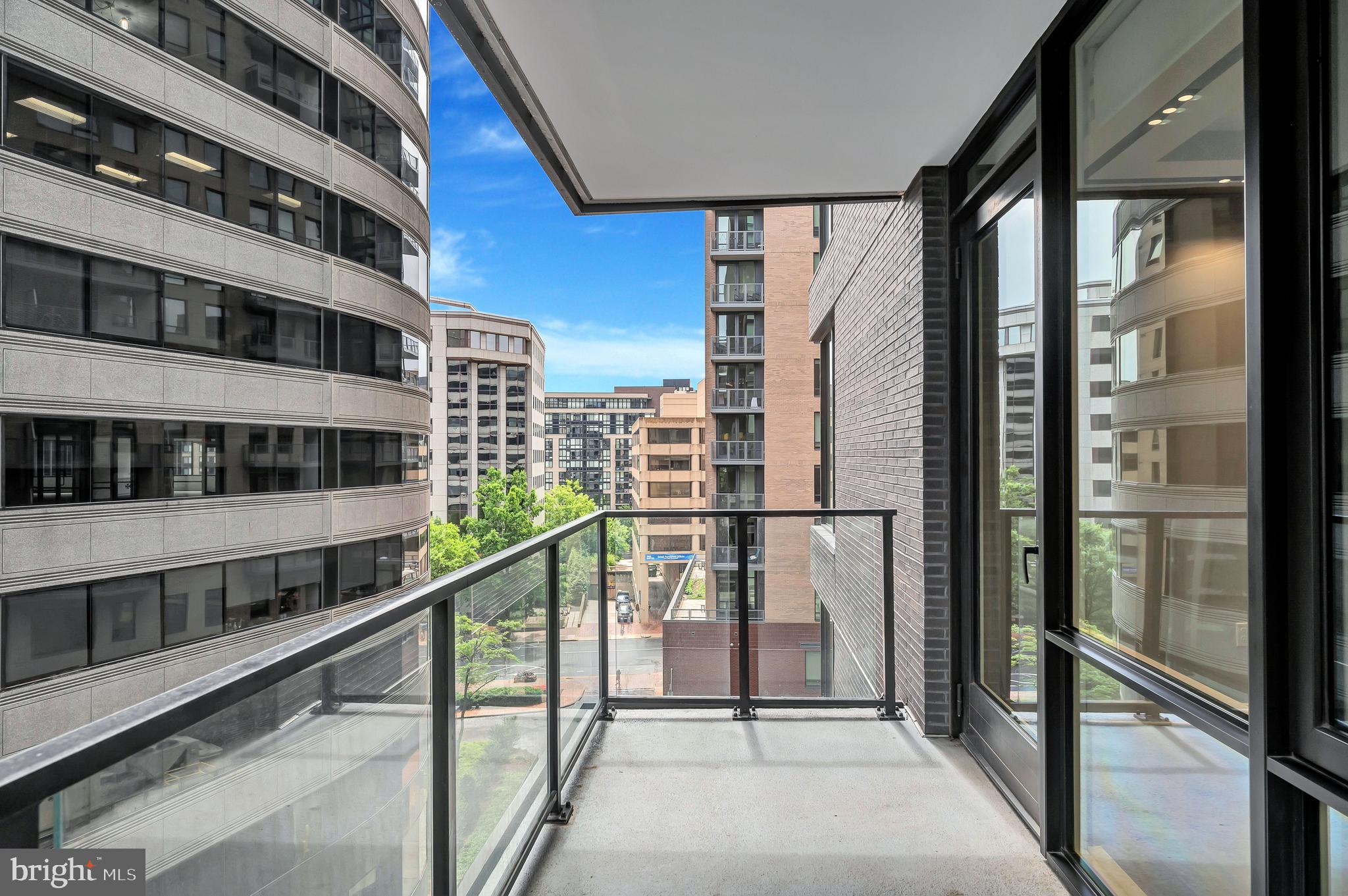 ROSSLYN - Residential Lease