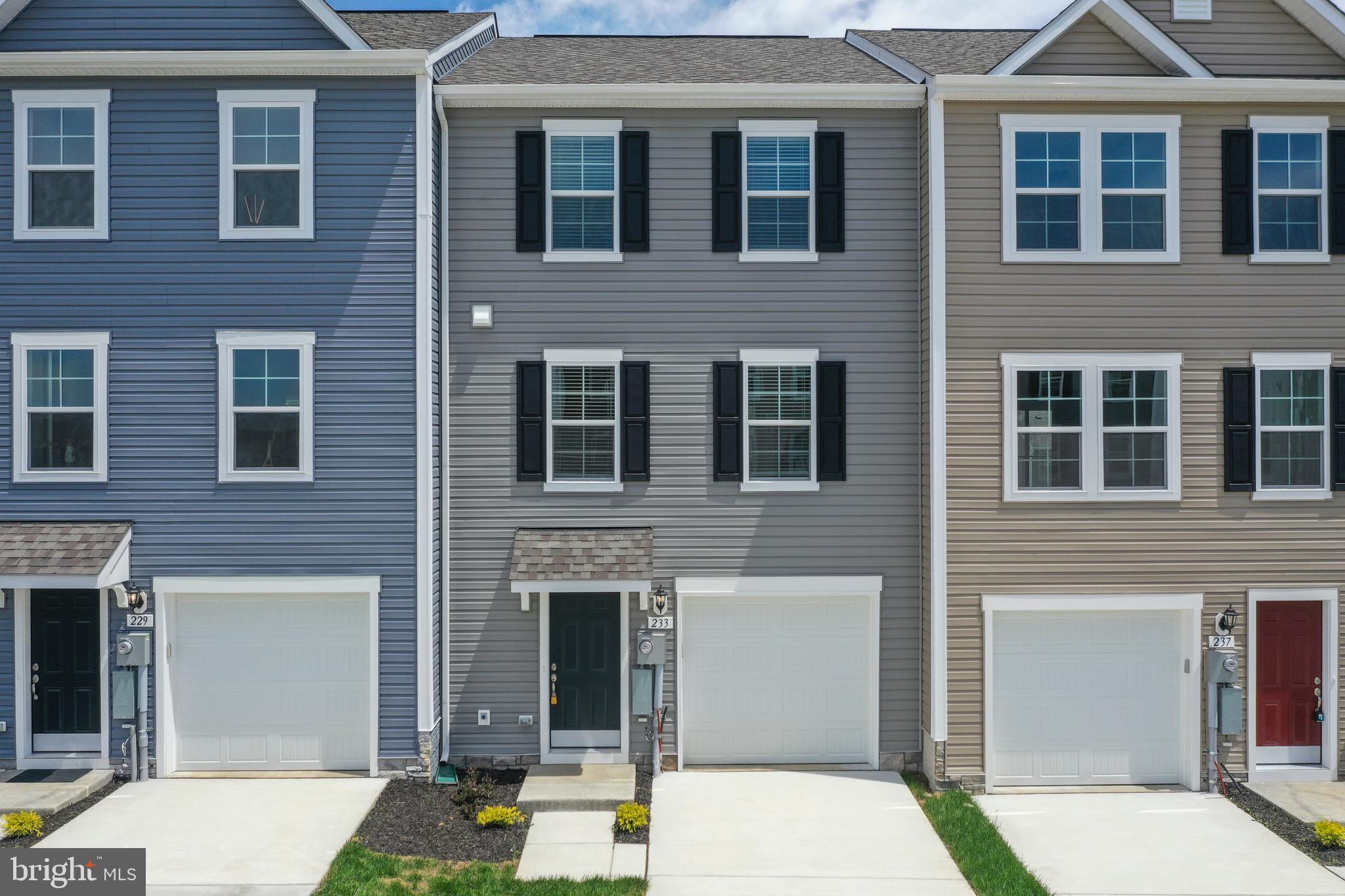 233 CLIFTON MNR