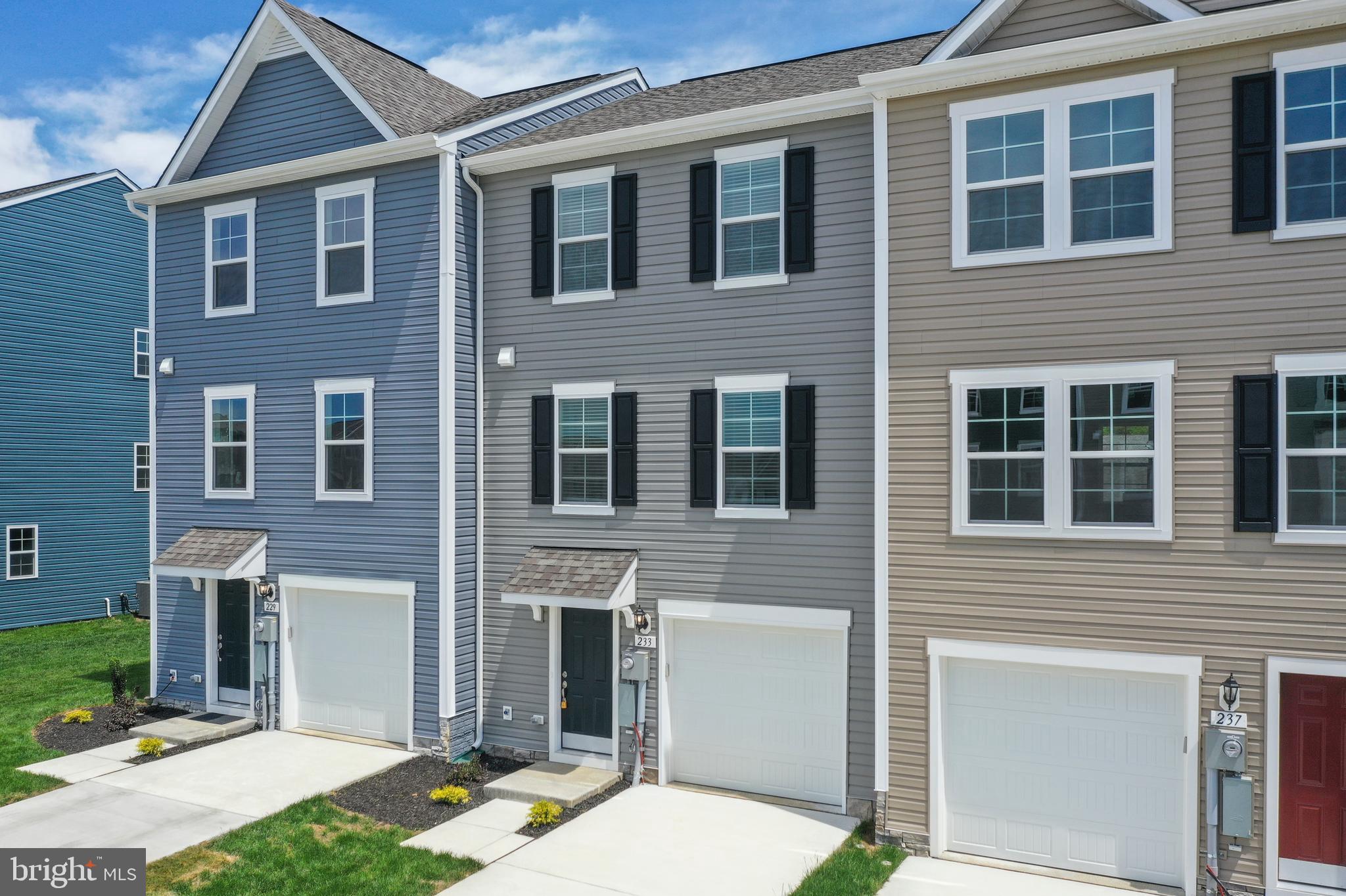 233 CLIFTON MNR