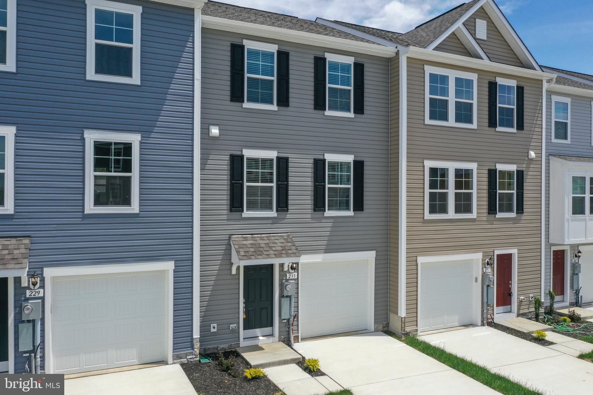 233 CLIFTON MNR