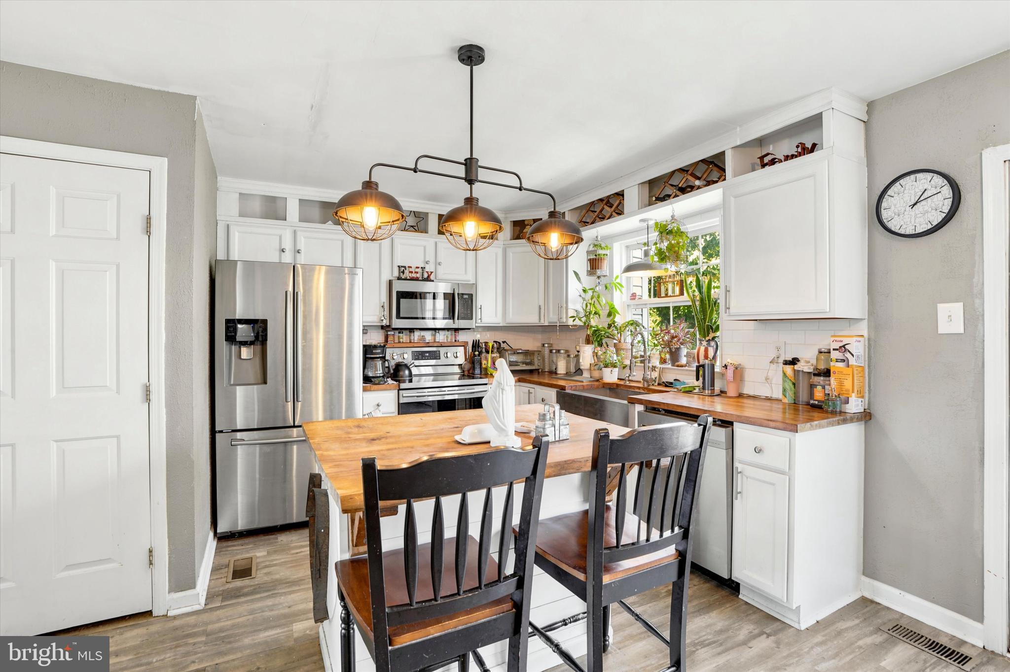 3423 WESTVIEW DRIVE