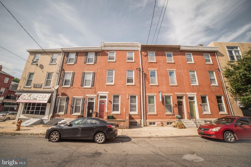 Light-filled studio apartment in Northern Liberties with separate sleeping area. All in one washer/dryer in unit, living room, tiled bathroom, central airconditioning.  A short walk to 2nd Street restaurants, bars, coffee shops including ACME Grocer and Heirloom Giant grocery stores, as well as Frankford Avenue. Convenient access to SEPTA’s Market-Frankford Line and multiple bus routes.