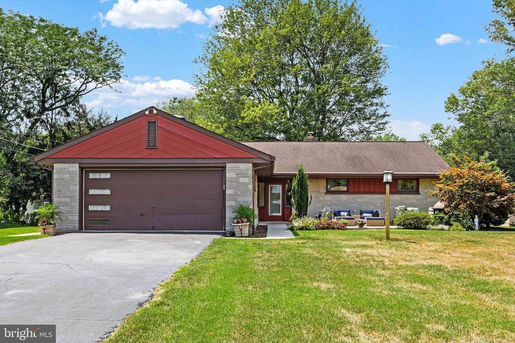 Photo of 6 Clover Lane, Elizabethtown, PA 17022 (MLS # PALA2055022)