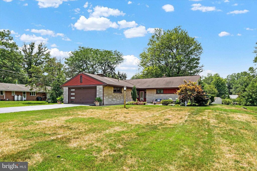 Photo of 6 Clover Lane, Elizabethtown, PA 17022 (MLS # PALA2055022)