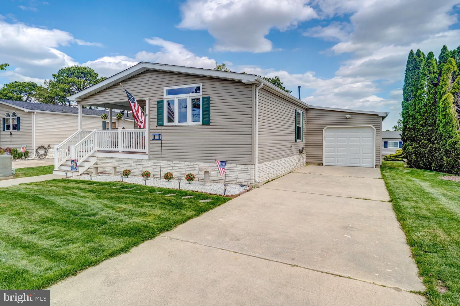 902 OAK RIDGE TERRACE