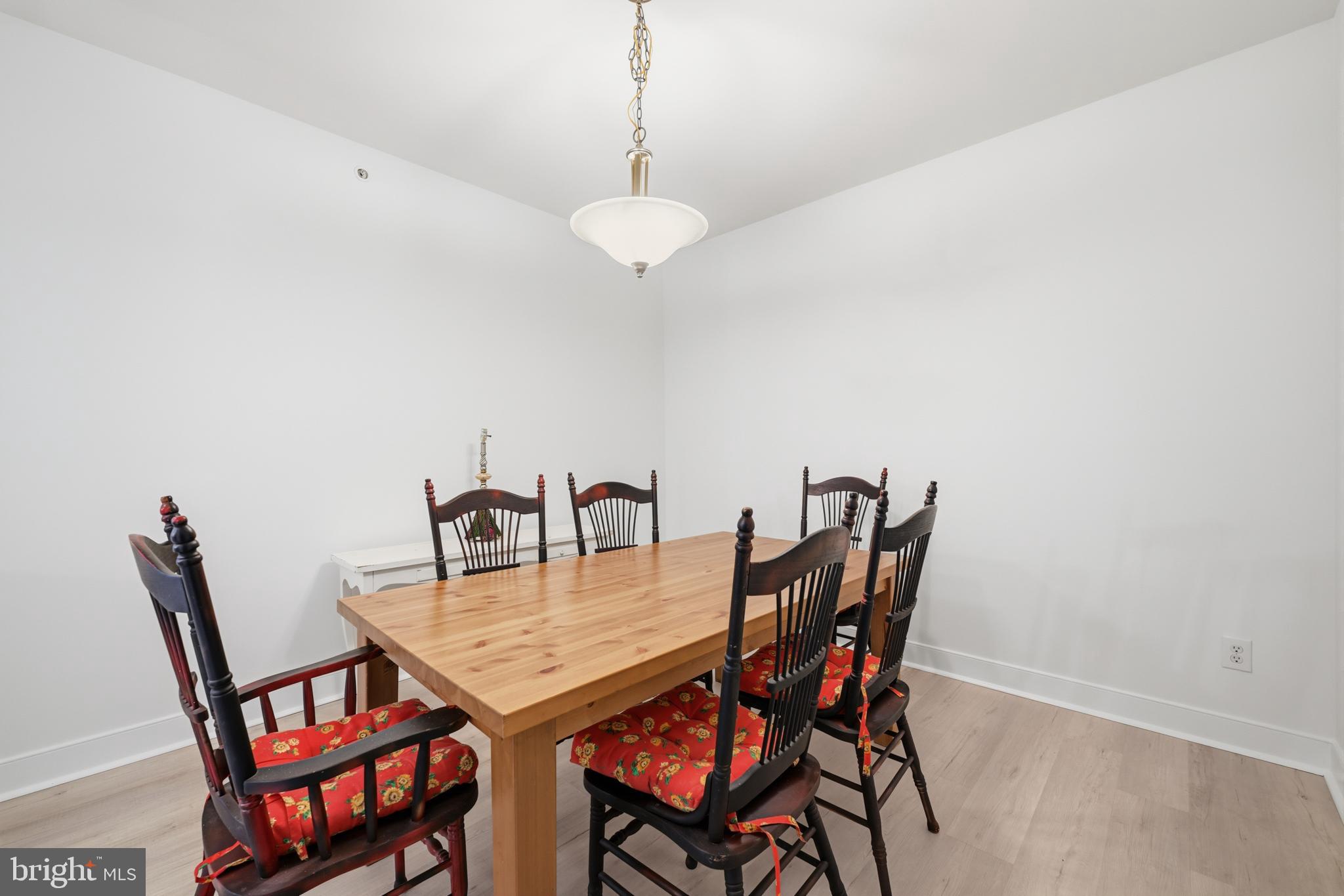 MERIDIAN VALLEY SQ - Residential