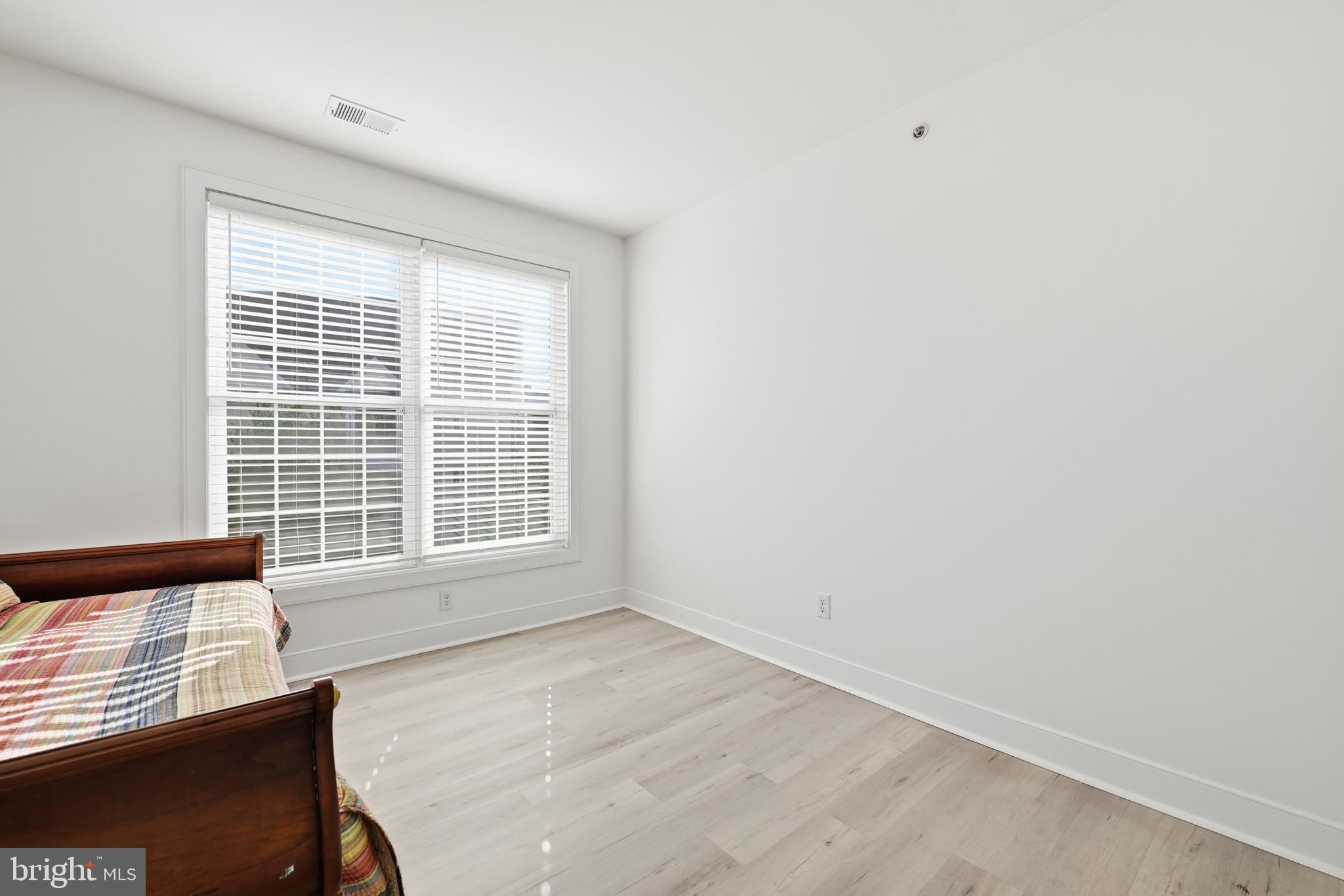 MERIDIAN VALLEY SQ - Residential