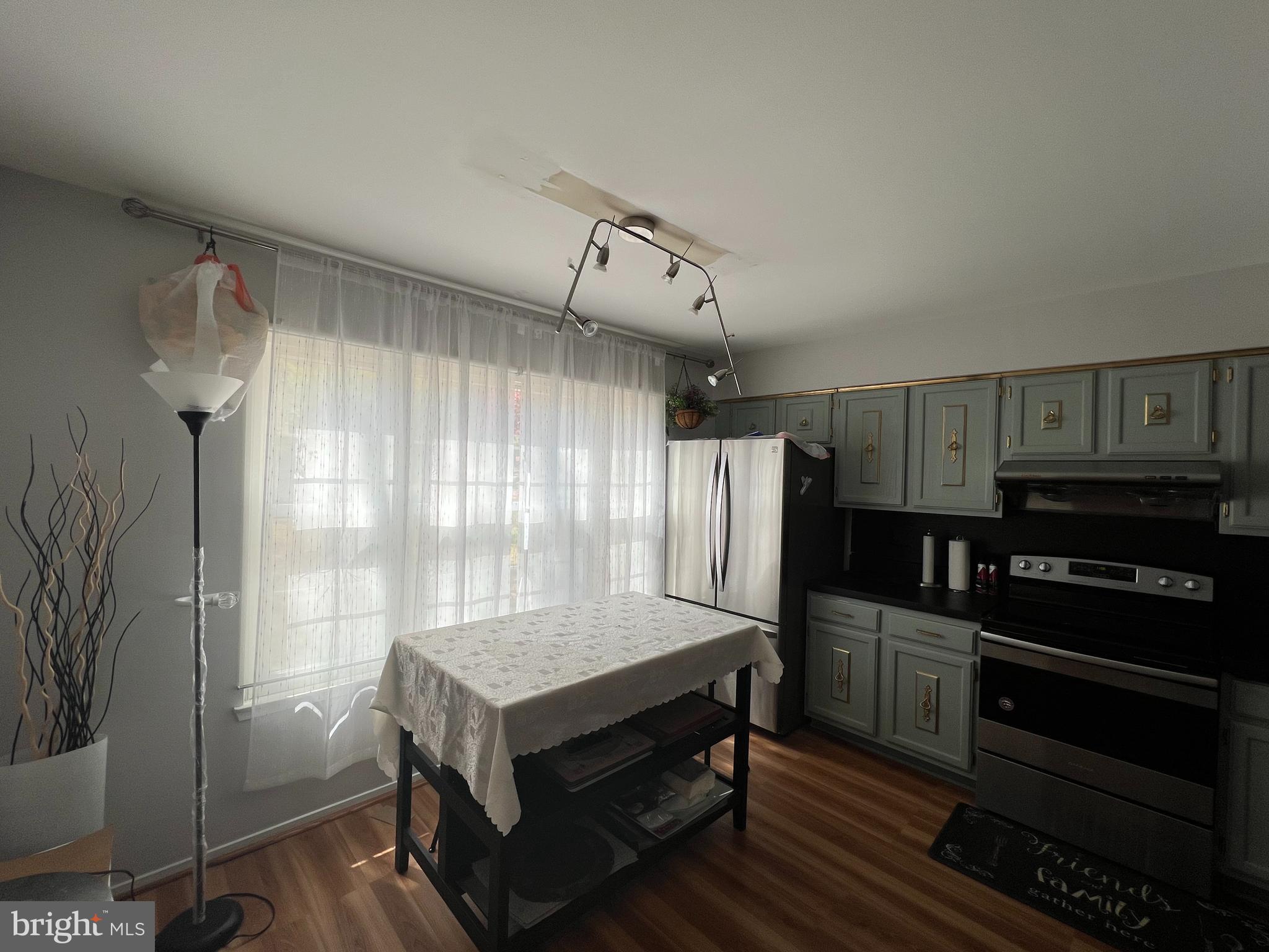 DERWOOD STATION - Residential Lease