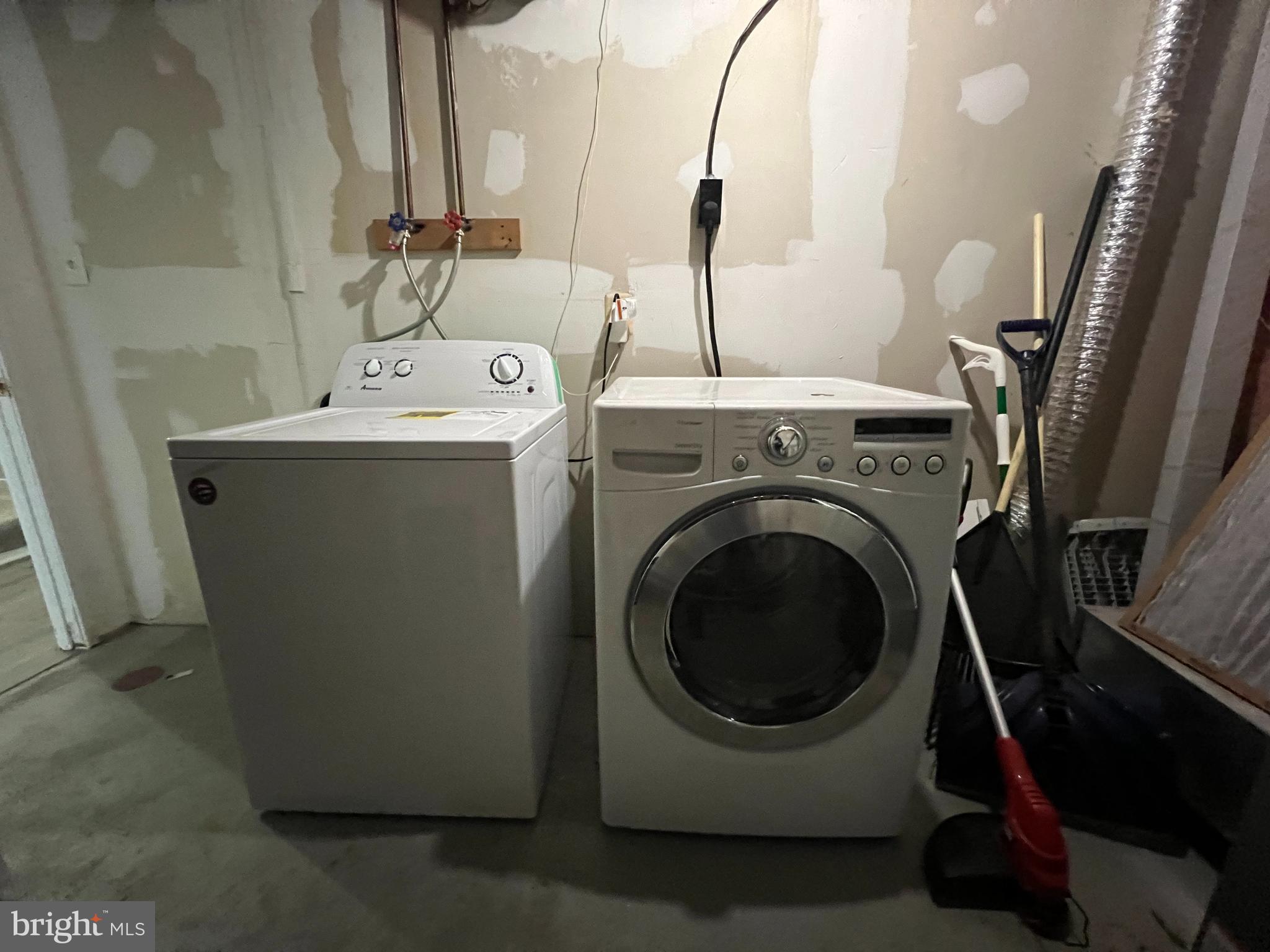 DERWOOD STATION - Residential Lease