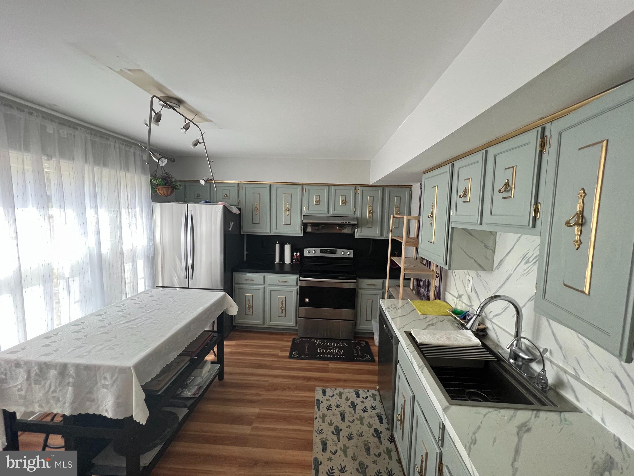 DERWOOD STATION - Residential Lease