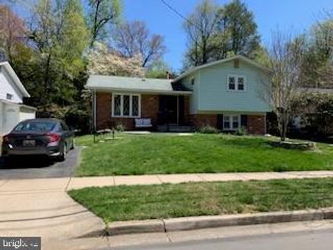 Photo of 818 Cabin John Parkway, ROCKVILLE, MD 20852 (MLS # MDMC2227534)