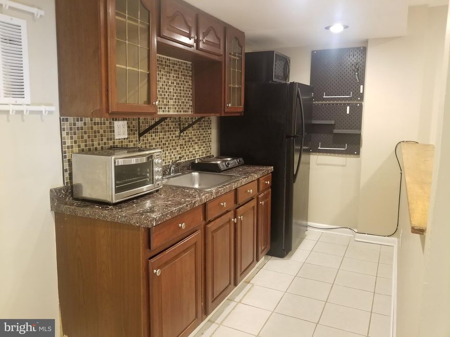 Beautiful remodeled 1BR 1 BA basement apartment n an end unit townhouse in Woodbridge, VA.  Just down the road from Potomac Mills Mall, easy access to I-95, VRE, commuter lots, Quanitco or Fort Belvior!  Beautiful tile throughout the home.  Fresh new beige paint throughout, plenty of storage, remodeled kitchen with tons of cabinet space, gorgeous remodeled bathroom.  The house looks great and is move-in ready, immediate availability.  Fenced in back yard.