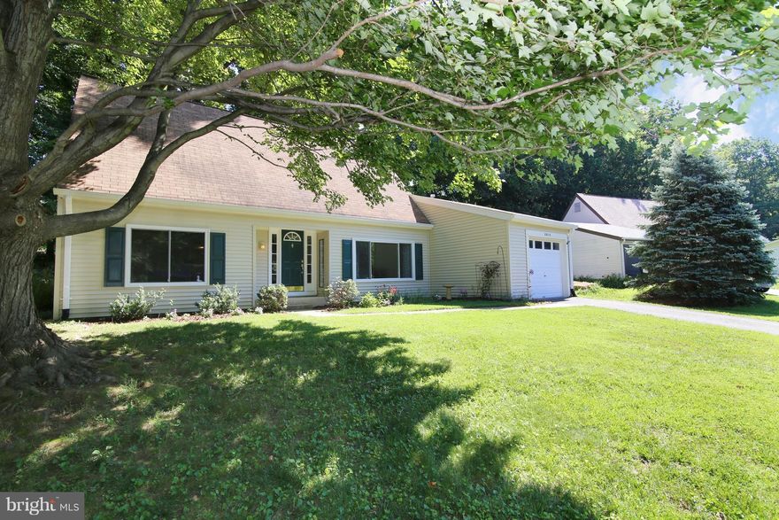 SFH at Townhouse PRICE! OPEN SUN 1-3. Charming Cape Cod in Sought-After Lakewood Hills/Orange Hunt area! Inviting Loft overlooks bright, open Living Rm w/ 2-story ceiling. New paint & carpet throughout. Kitchen w/ new cooktop, refrigerator, & dishwasher. Breakfast Room opens to large Patio. Bonus Sunroom is spacious & perfect for entertaining. Great cul-de-sac location.