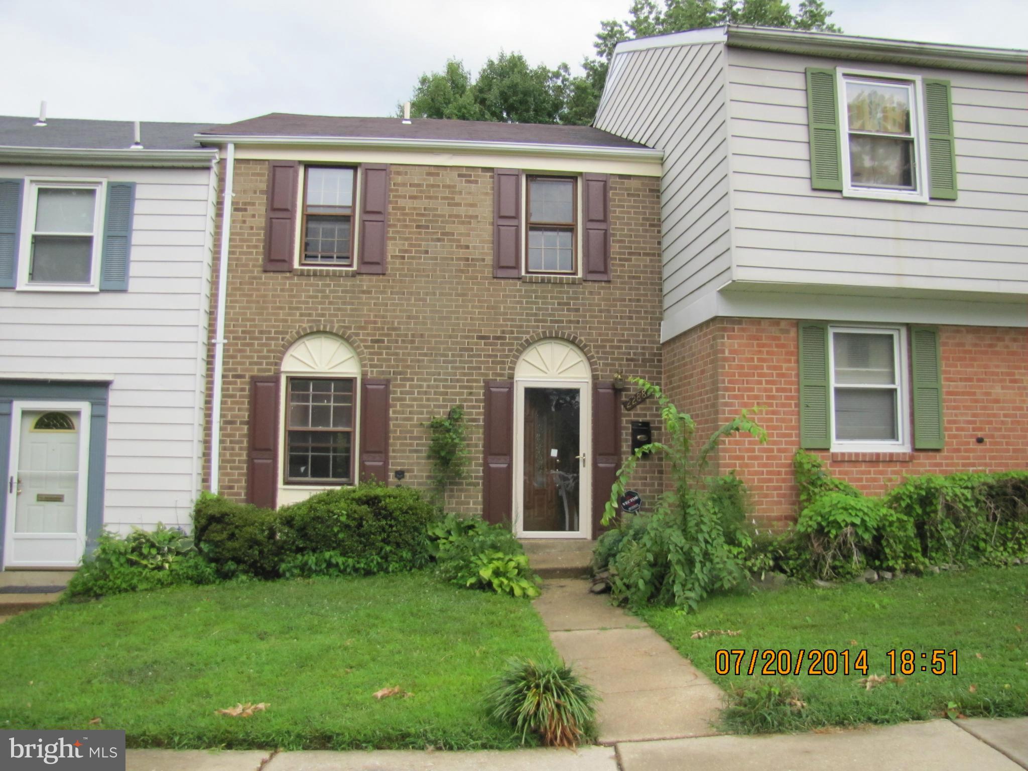 OPEN HOUSE AUG 9 FROM 1.00 PM TO 2.00 PM - 2 LEVEL 3 BEDROOMS, 2.5 BATH WITH 1220 SQ FT, BRICK FRONT TOWNHOUSE IN HILLCREST TOWN. THIS HOME HAS MANY GREAT FEATURES - KITCHEN WITH CABINETS AND STAINLESS STEEL APPLIANCES, NEW PAINT, NEW FLOORS, UPDATED BATHROOMS AND HARDWOOD FLOORS ON THE 1ST LEVEL AND 2ND LEVEL. THE BACKYARD IS FULLY FENCED AND HAS A CONCRETE PATIO AND SHED. CLOSE TO METRO STATION, SHOPPING, AND MAJOR ROADS. A MUST SEE! SHOW AND RENT. MINIMUM DOCUMENTED INCOME OF $80,000 IS NEEDED ...PLEASE FOLLOW CDC GUIDELINES AND BE SAFE !!
PROPERTY IS AVAILABLE TO MOVE IN AS SOON AS POSSIBLE. UTILITIES ARE NOT INCLUDED ELECTRIC AND WATER/SEWER ARE UTILITY CHARGES TO BE PAID BY THE TENANT. INTERNET AND TV ARE ALSO NOT INCLUDED. NO GAS ON THE PROPERTY