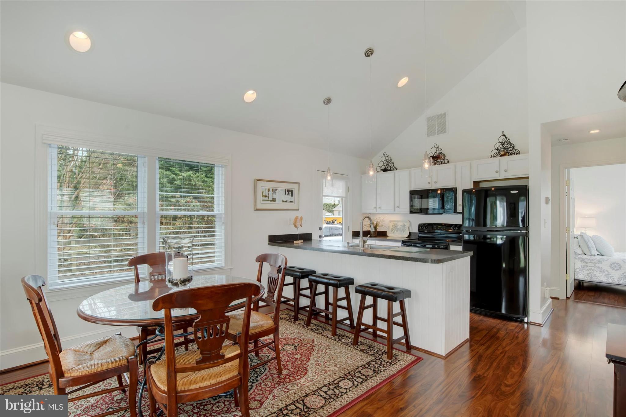 BULL NECK - Residential Lease