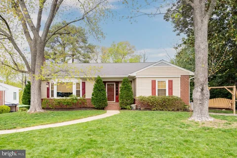7205 Burtonwood Drive, Alexandria, VA MLS: VAFX2228346