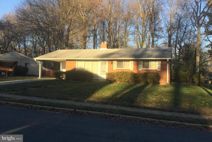 Great Vienna Rambler in a perfect Vienna location. As-is condition! Amazing .28 acre lot backing to trees.